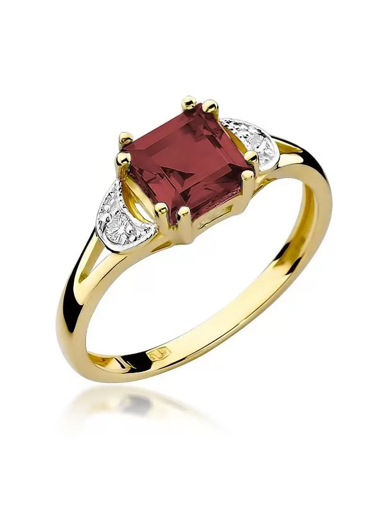 Ring In 14kt Gold with Garnet 1,30 ct and 2 Diamonds 0,06 ct